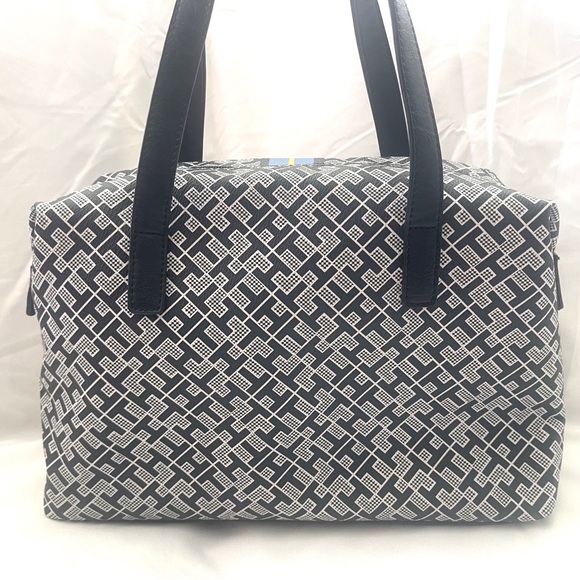 Tommy Hilfiger Satchel – Iconic Style & Practical Design - Picture 4 of 12